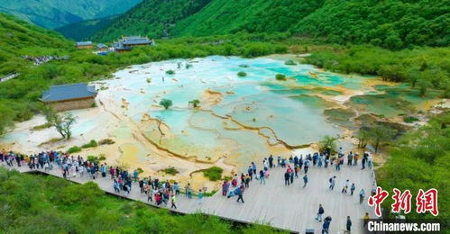 四川黃龍景區(qū)單日游客接待量達(dá)到最大承載量2.5萬人次